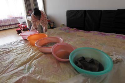 石城楼上漏水，住户失联，小区没物管，业主维权难！律师来支招……
